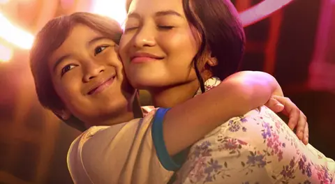 Sinopsis Kupeluk Kamu Selamanya, Kisah Haru Perjuangan Ibu Tunggal Bertahan Demi Anak