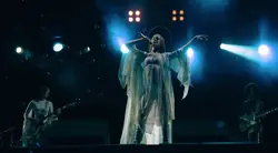 Anne Hathaway Totalitas Jadi Diva Pop di Film Mother Mary