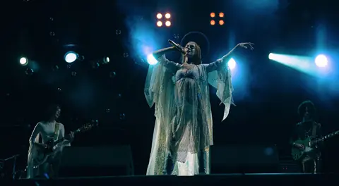 Anne Hathaway Totalitas Jadi Diva Pop di Film Mother Mary