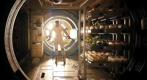 Tanpa Green Screen, Project Hail Mary Bangun Set Kapal Luar Angkasa Raksasa