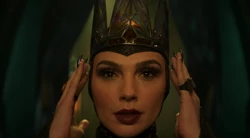 Foto Terbaru Film Snow White Rilis, Gal Gadot Tampil Memukau sebagai Evil Queen