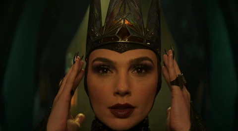 Foto Terbaru Film Snow White Rilis, Gal Gadot Tampil Memukau sebagai Evil Queen