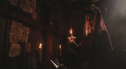 Luna Maya Tampil Misterius dalam First Look Film Suzzanna: Santet Dosa di Atas Dosa