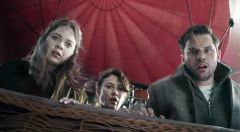 Review Film Turbulence: Ketegangan Rumah Tangga yang Meledak di Atas Awan