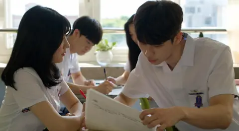 Review Film We, Everyday: Kisah Cinta Remaja yang Sederhana, Hangat, dan Penuh Kenangan