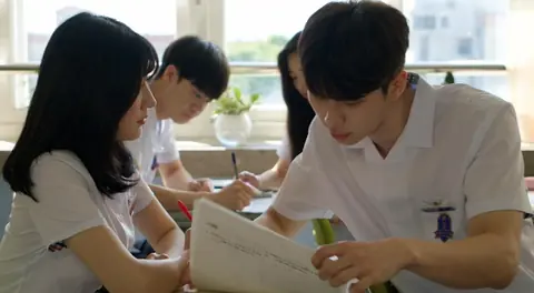 Review Film We, Everyday: Kisah Cinta Remaja yang Sederhana, Hangat, dan Penuh Kenangan